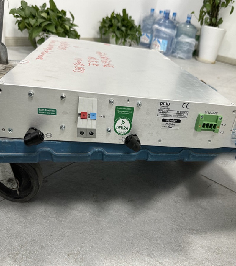 罗芬激光电源不发光维修方法技巧： １、先通电调查激光电源出现缺点点状况。 ２、首要断定散热电扇是否在转：假设电扇转，就阐明是高压线路部分出现缺点；反之电扇不转，就阐明是控制线路部分出现缺点。 ３、电扇转时，检查２２０Ｖ电源经过整流后输出是否有电压，再检查功率放大管是否烧坏，功率放大后的电压是否正常为４００－６００Ｖ的直流脉冲，如正常，就可断定是高压包出现缺点，替换之。 ４、电扇不转时，检查桥式整流稳压后的电压是否正常，再检查变压后的电压是否正常，一般控制芯片简略出现缺点。